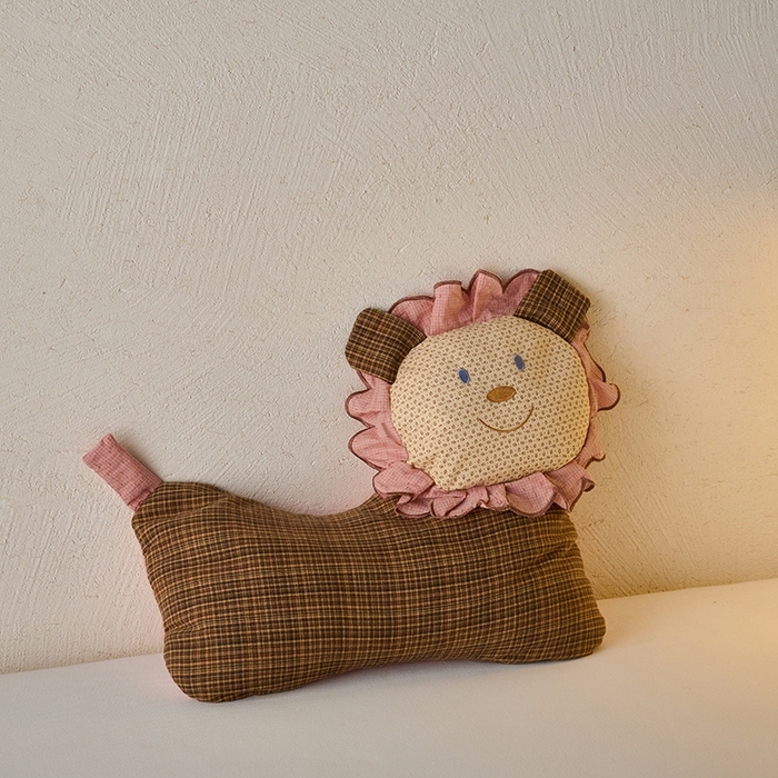 91家纺网 家纺一手货源 找家纺 （总）明星枕业 2025新款纯棉儿童卡通小狮子荞麦壳枕学生枕芯便携办公室沙发午睡枕枕头