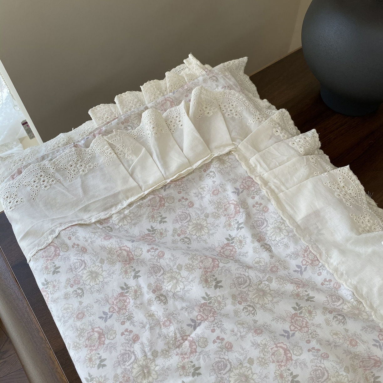 91家纺网 家纺一手货源 找家纺 奈萝家纺 2025新款13372全棉法式大花边床盖被套四件套 玫瑰的故事