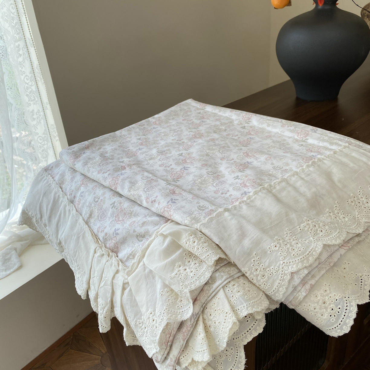 91家纺网 家纺一手货源 找家纺 奈萝家纺 2025新款13372全棉法式大花边床盖被套四件套 玫瑰的故事