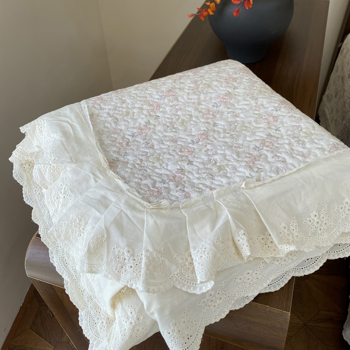 91家纺网 家纺一手货源 找家纺 奈萝家纺 2025新款13372全棉法式大花边床盖被套四件套 玫瑰的故事