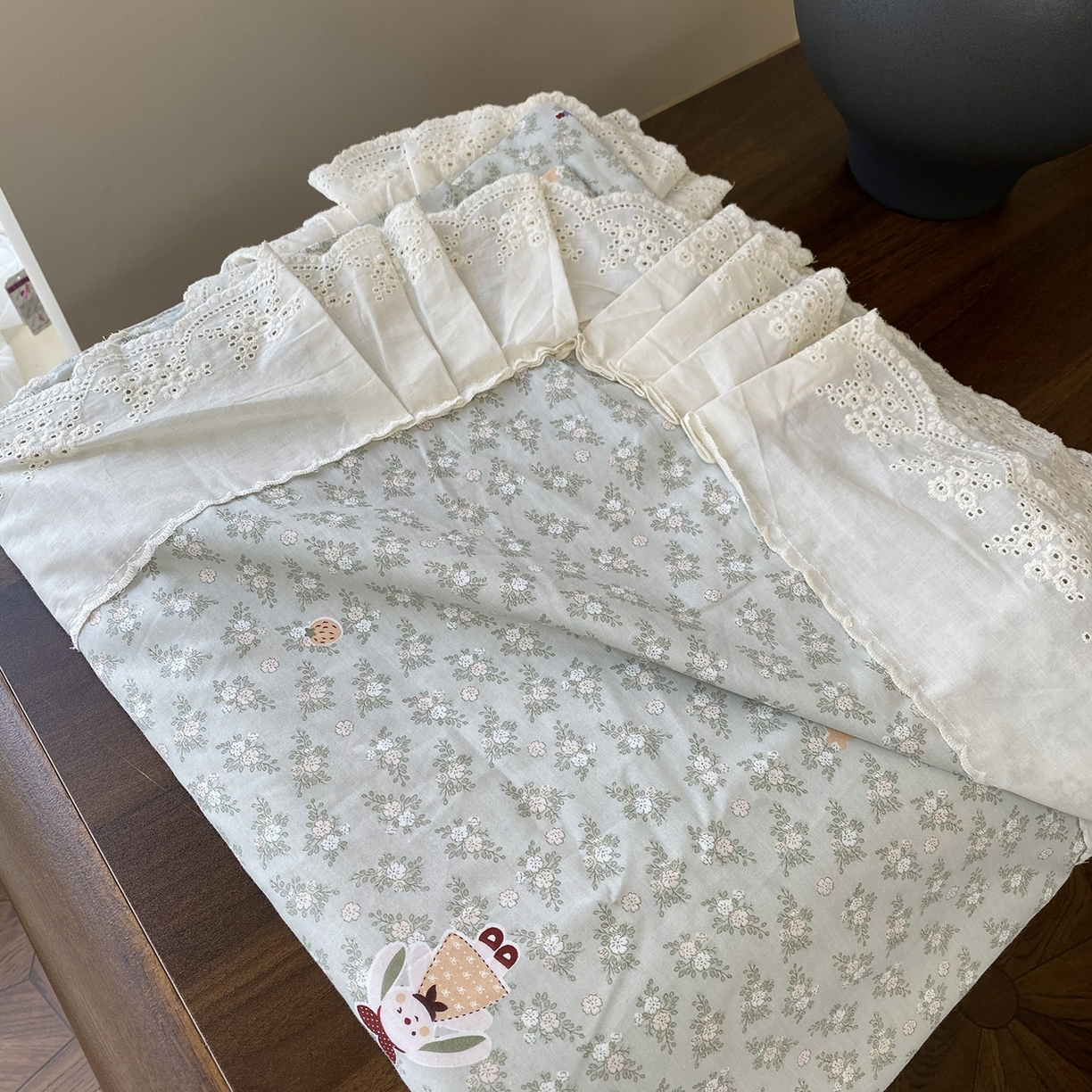 91家纺网 家纺一手货源 找家纺 奈萝家纺 2025新款13372全棉法式大花边床盖被套四件套 可可兔