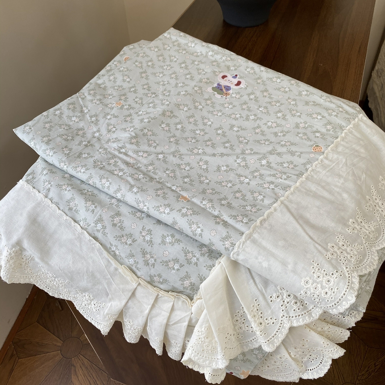 91家纺网 家纺一手货源 找家纺 奈萝家纺 2025新款13372全棉法式大花边床盖被套四件套 可可兔