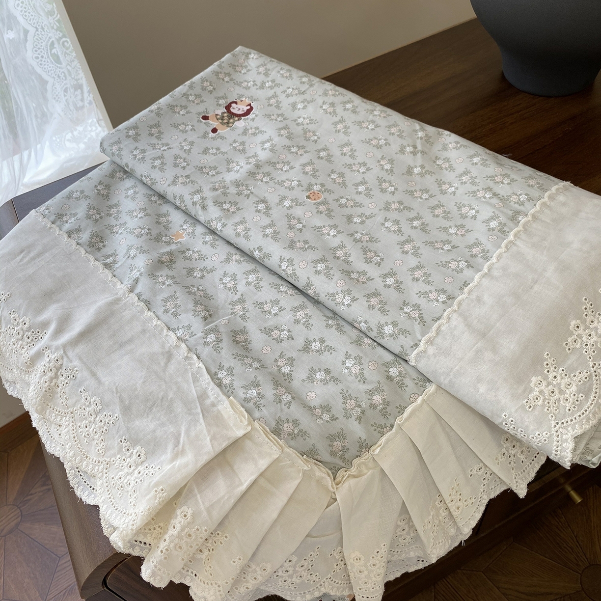 91家纺网 家纺一手货源 找家纺 奈萝家纺 2025新款13372全棉法式大花边床盖被套四件套 可可兔