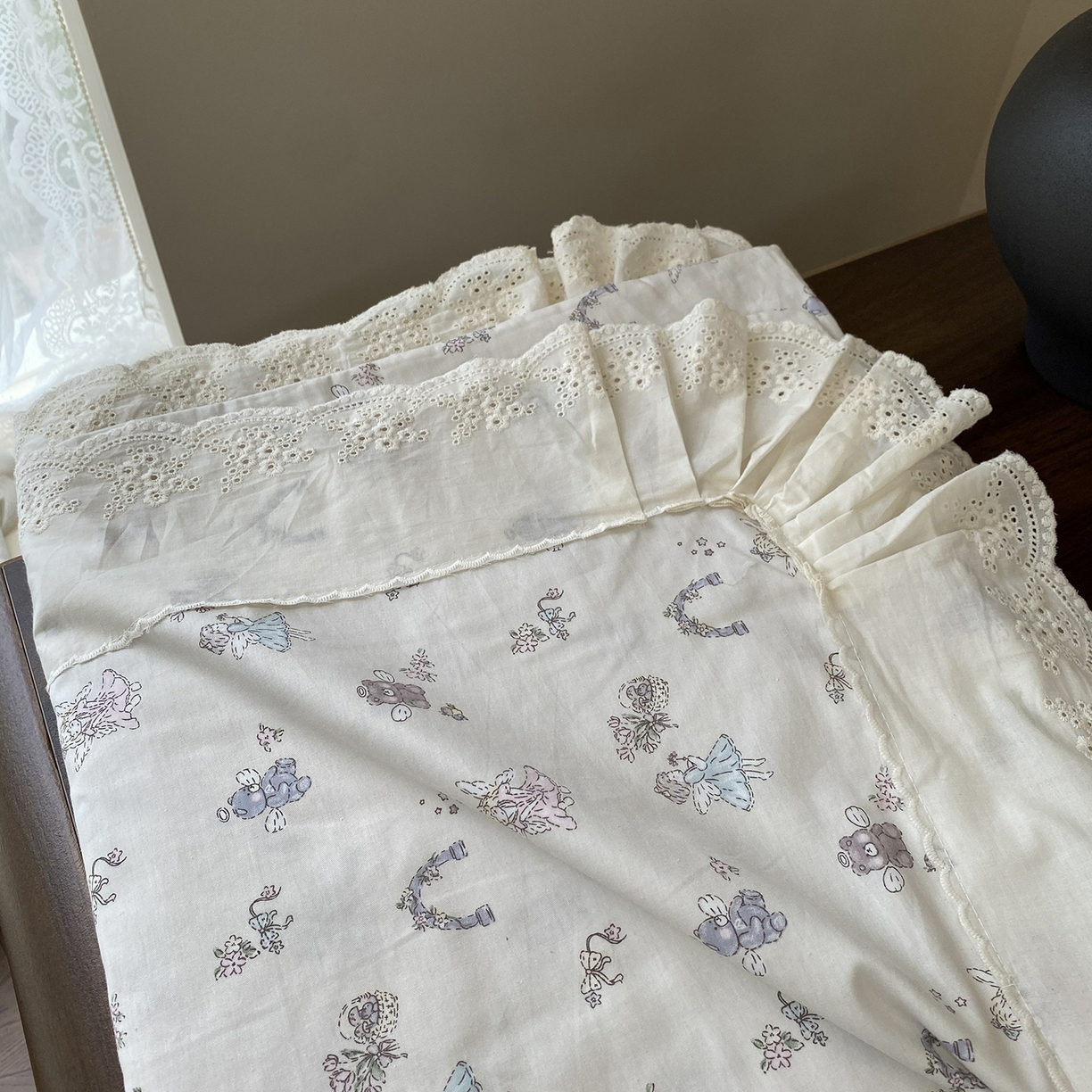 91家纺网 家纺一手货源 找家纺 奈萝家纺 2025新款13372全棉法式大花边床盖被套四件套 天使安琪