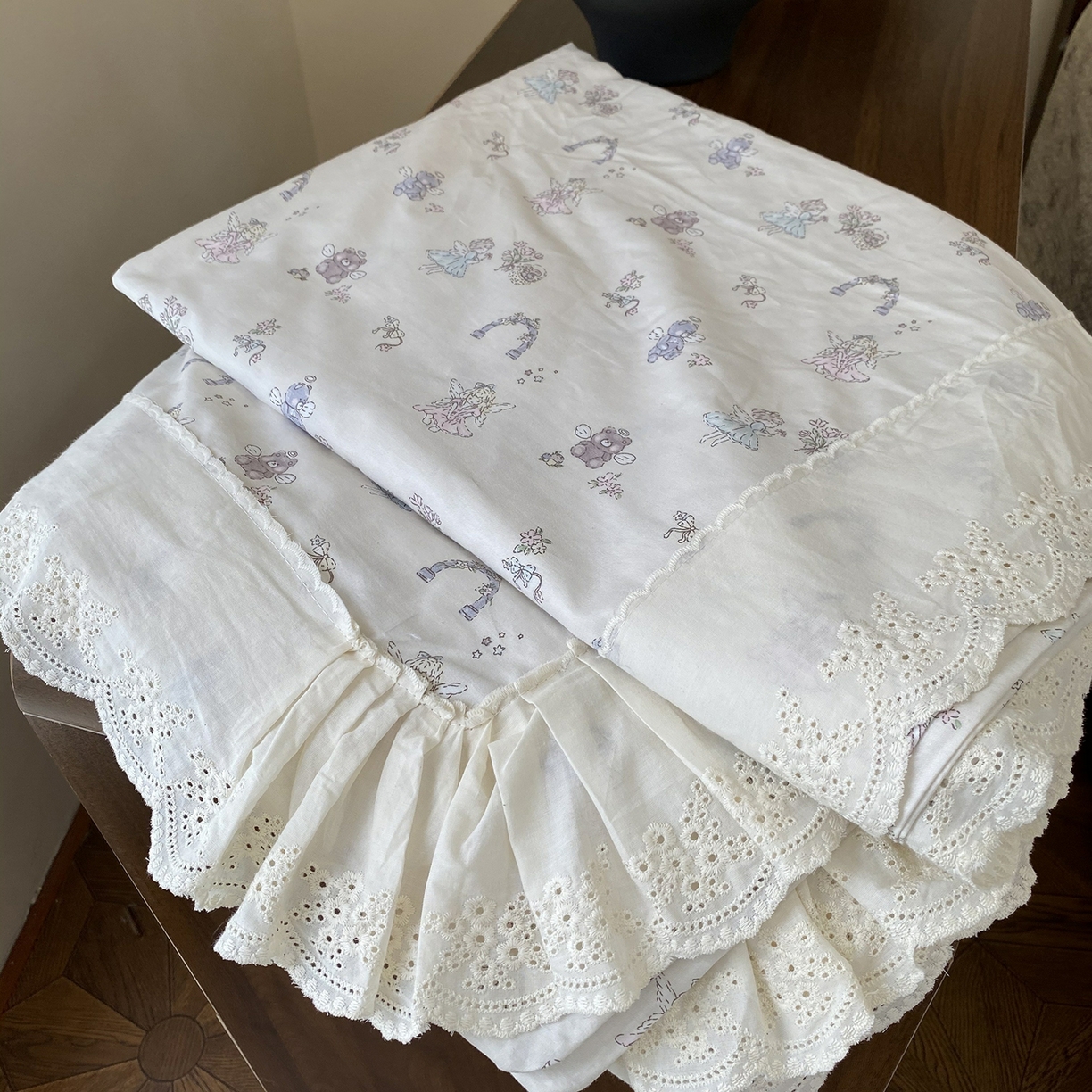 91家纺网 家纺一手货源 找家纺 奈萝家纺 2025新款13372全棉法式大花边床盖被套四件套 天使安琪