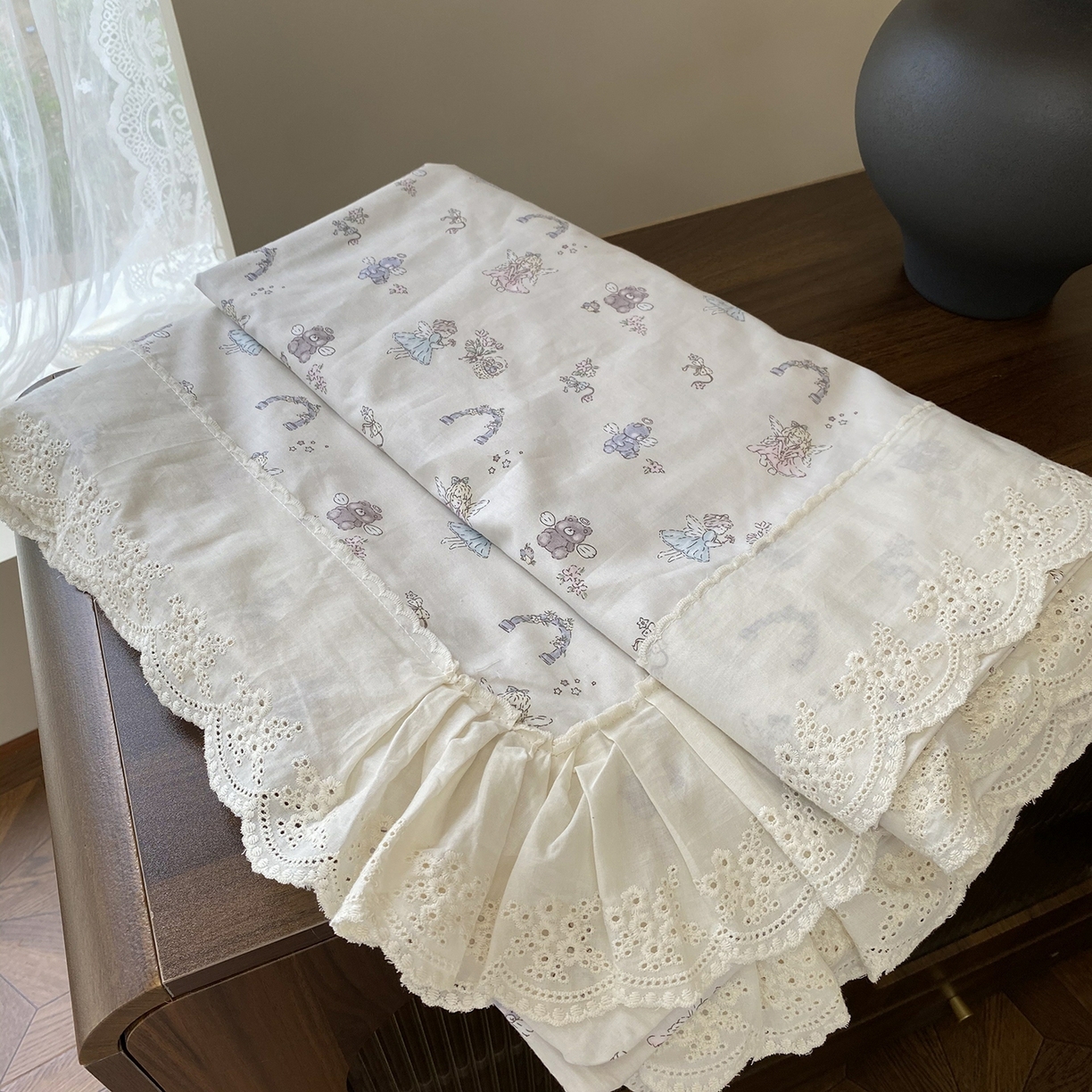 91家纺网 家纺一手货源 找家纺 奈萝家纺 2025新款13372全棉法式大花边床盖被套四件套 天使安琪