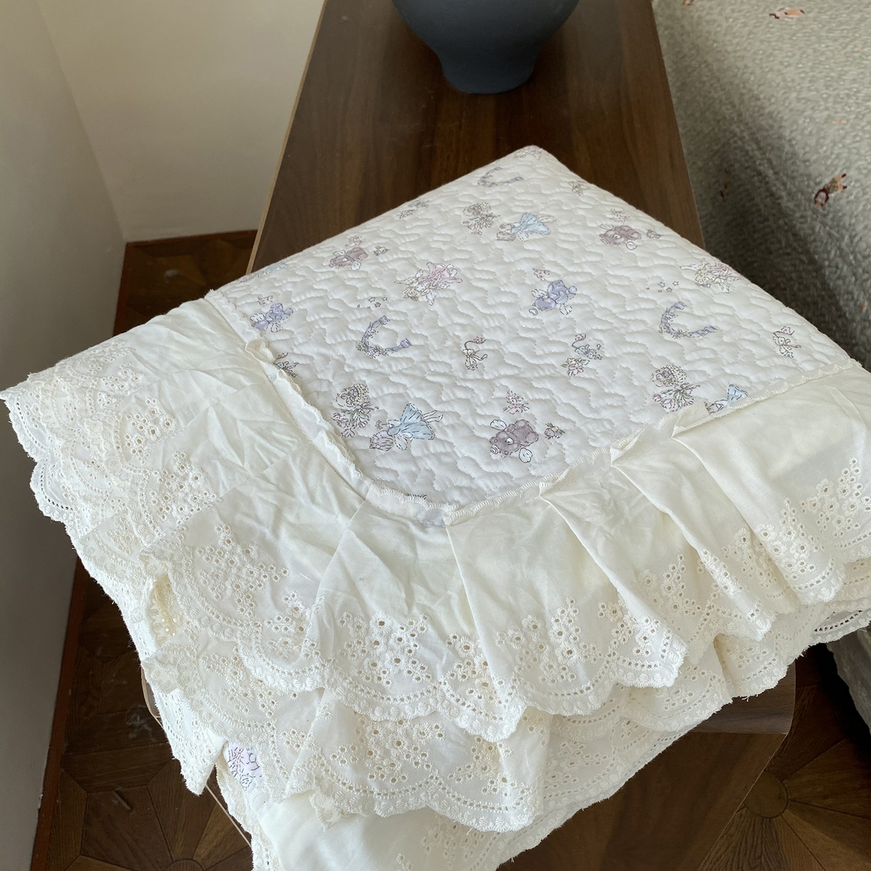 91家纺网 家纺一手货源 找家纺 奈萝家纺 2025新款13372全棉法式大花边床盖被套四件套 天使安琪