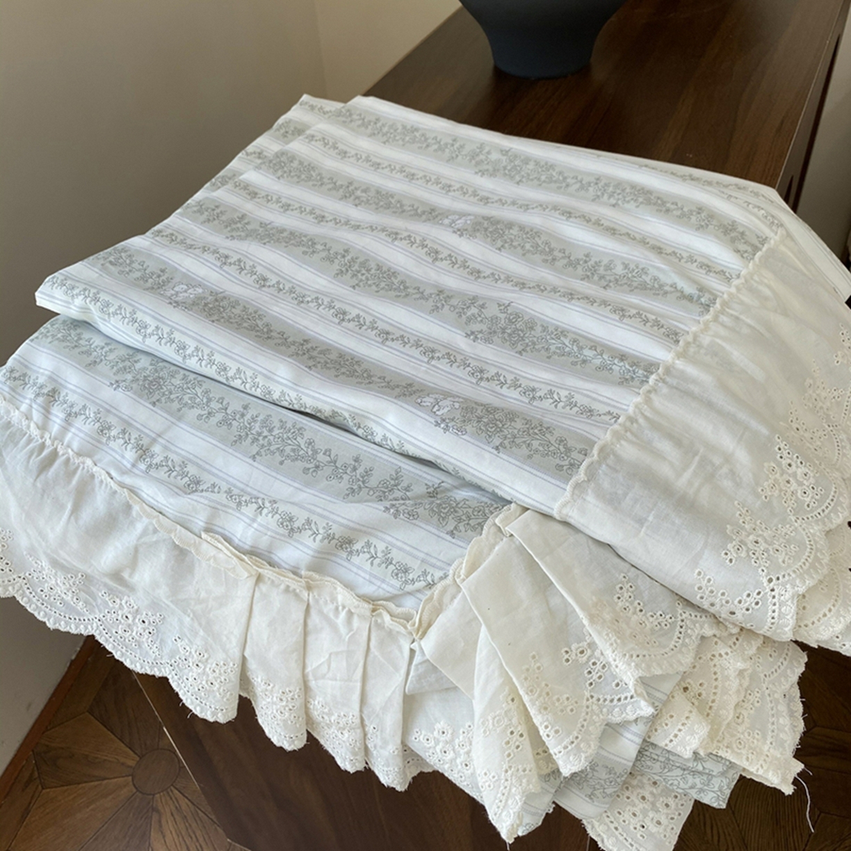 91家纺网 家纺一手货源 找家纺 奈萝家纺 2025新款13372全棉法式大花边床盖被套四件套 唐顿小熊