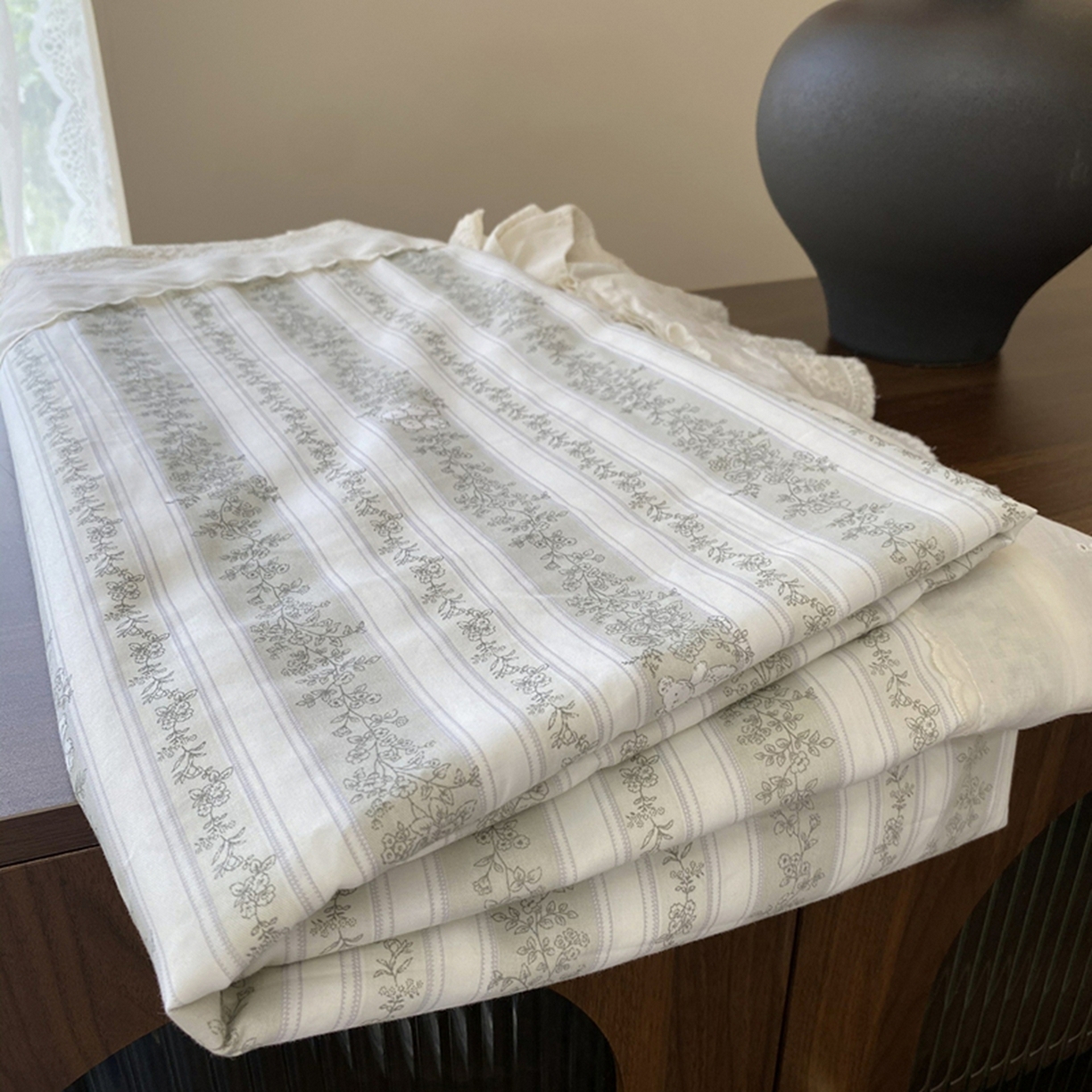 91家纺网 家纺一手货源 找家纺 奈萝家纺 2025新款13372全棉法式大花边床盖被套四件套 唐顿小熊