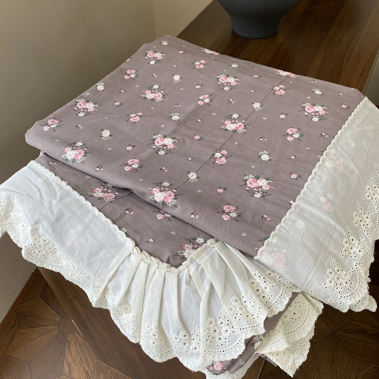 91家纺网 家纺一手货源 找家纺 奈萝家纺 2025新款13372全棉法式大花边床盖被套四件套 米雅