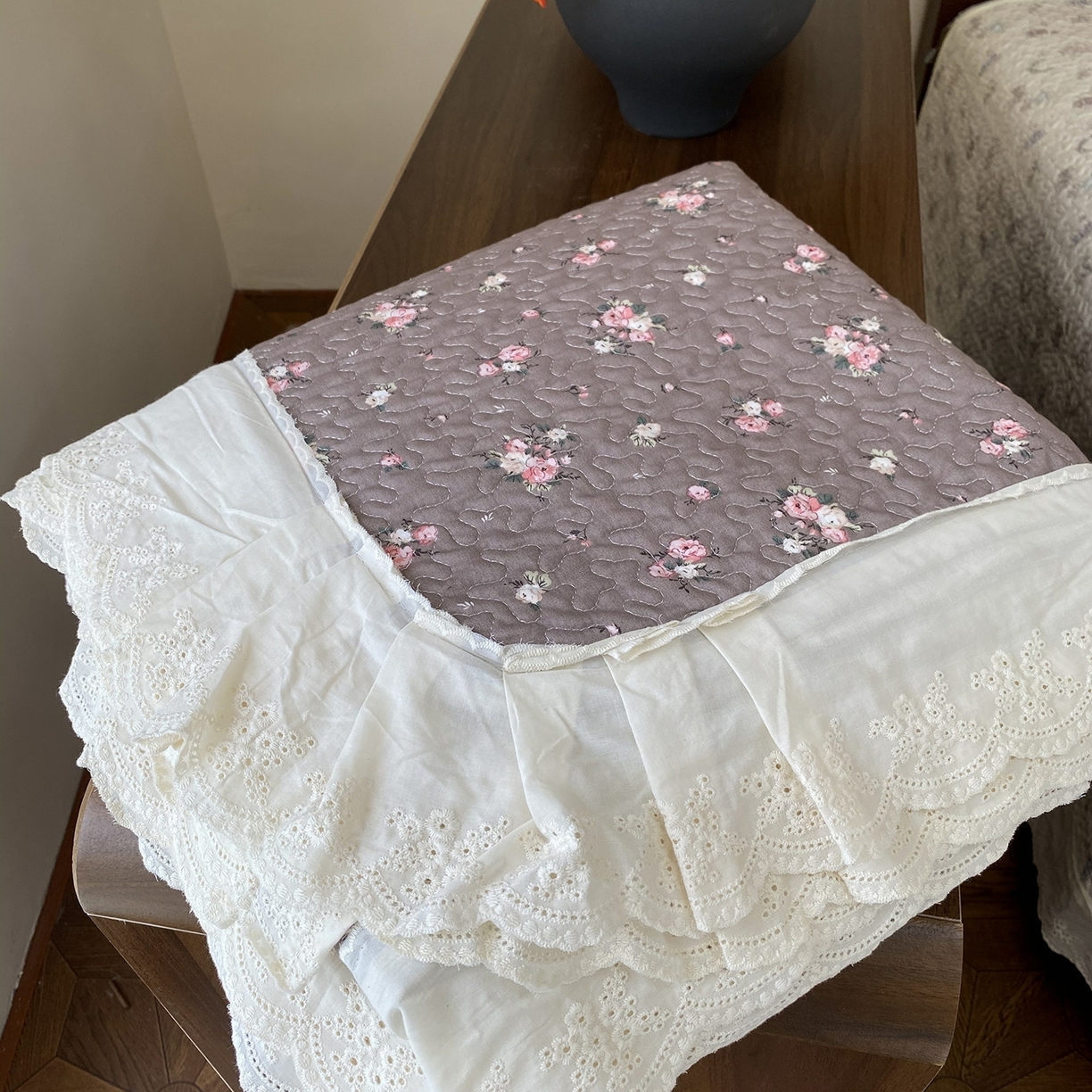 91家纺网 家纺一手货源 找家纺 奈萝家纺 2025新款13372全棉法式大花边床盖被套四件套 米雅