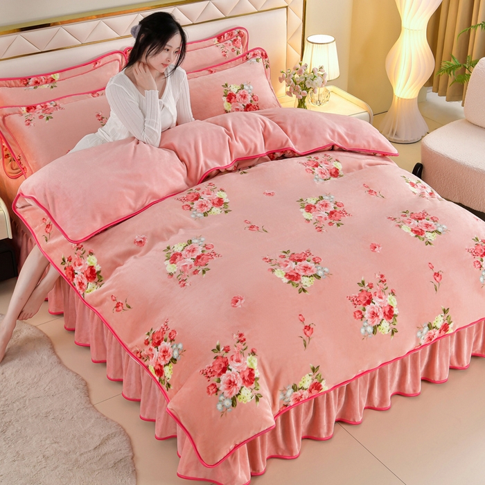 91家纺网 家纺一手货源 找家纺 （总） 妮恒美 2025新款牛奶绒印花床裙款四件套法莱绒四件套珊瑚金貂绒四件套