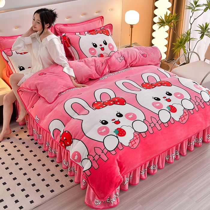 91家纺网 家纺一手货源 找家纺 （总） 妮恒美 2025新款牛奶绒印花床裙款四件套法莱绒四件套珊瑚金貂绒四件套