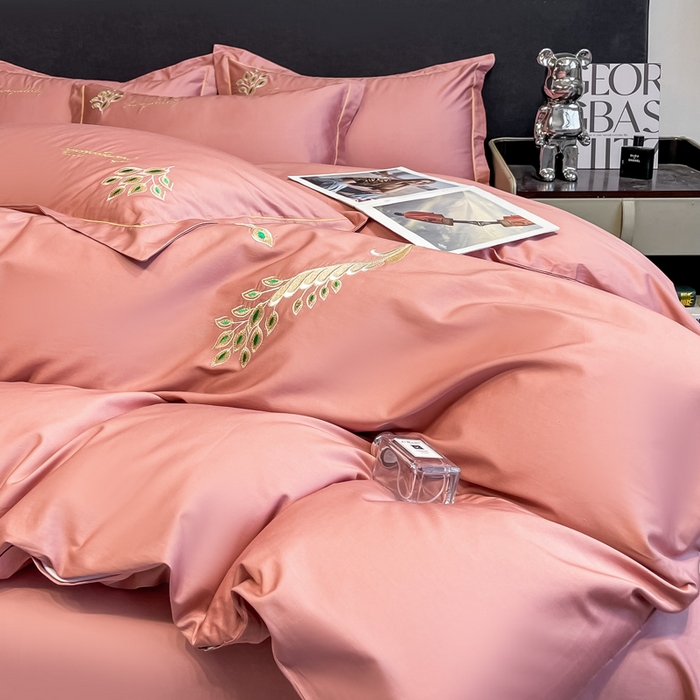 91家纺网 家纺一手货源 找家纺 艾迪尚家纺 2025新款120支刺绣长绒棉四六件套（新拍）-四六件套 孔雀-胭脂红