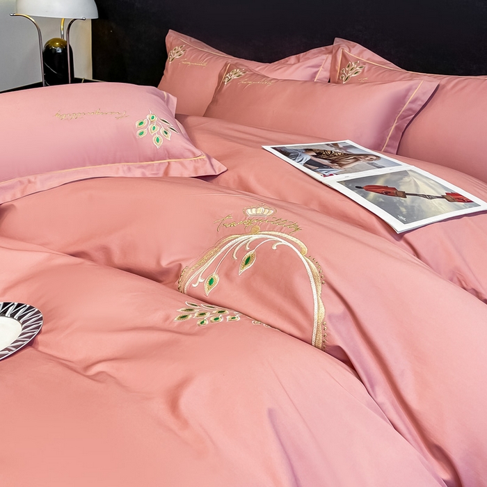 91家纺网 家纺一手货源 找家纺 艾迪尚家纺 2025新款120支刺绣长绒棉四六件套（新拍）-四六件套 孔雀-胭脂红