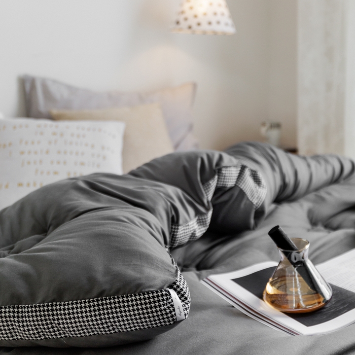 91家纺网 家纺一手货源 找家纺 VIP被业 2025新款新疆棉花千鸟格立体秋冬被全棉水洗棉被子被芯 烫金灰