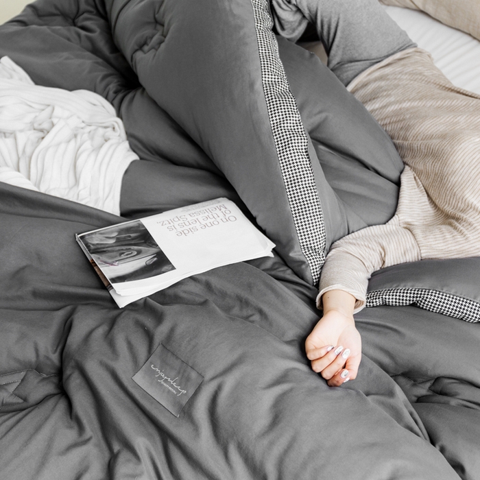 91家纺网 家纺一手货源 找家纺 VIP被业 2025新款新疆棉花千鸟格立体秋冬被全棉水洗棉被子被芯 烫金灰