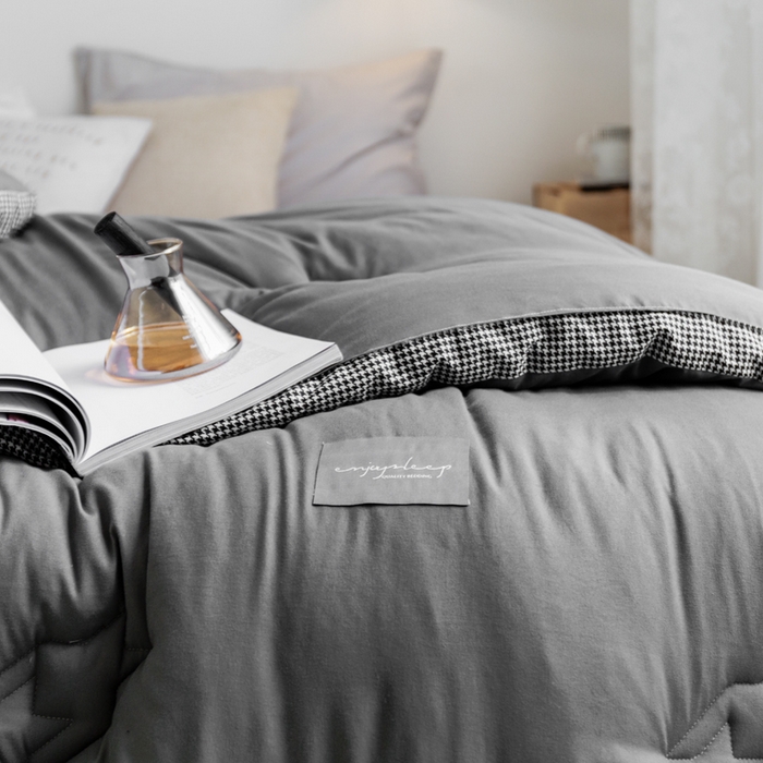 91家纺网 家纺一手货源 找家纺 VIP被业 2025新款新疆棉花千鸟格立体秋冬被全棉水洗棉被子被芯 烫金灰