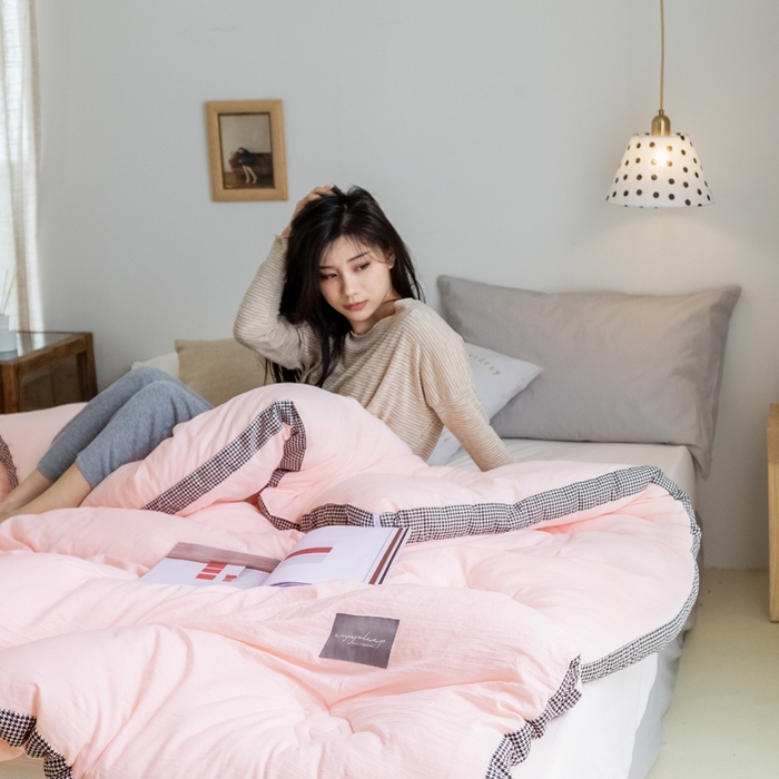 91家纺网 家纺一手货源 找家纺 VIP被业 2025新款新疆棉花千鸟格立体秋冬被全棉水洗棉被子被芯 胭脂粉