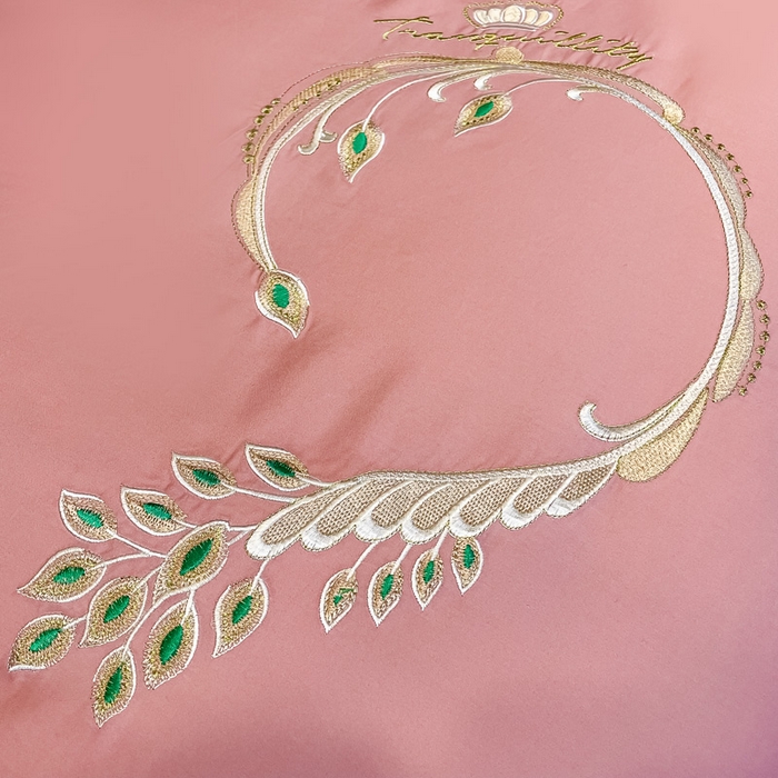 91家纺网 家纺一手货源 找家纺 艾迪尚家纺 2025新款120支刺绣长绒棉四六件套（新拍）-单被套 孔雀-胭脂红