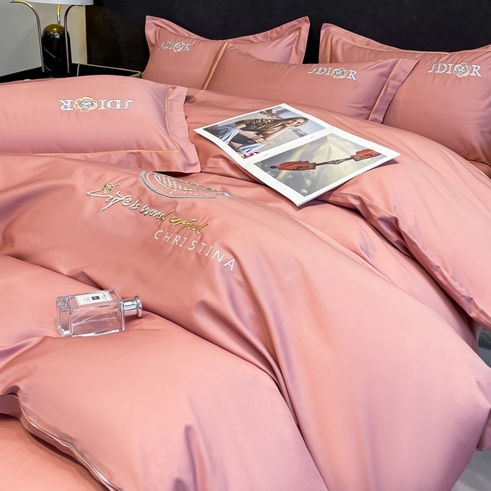 91家纺网 家纺一手货源 找家纺 艾迪尚家纺 2025新款120支刺绣长绒棉四六件套（新拍）-单被套 山茶花-胭脂红