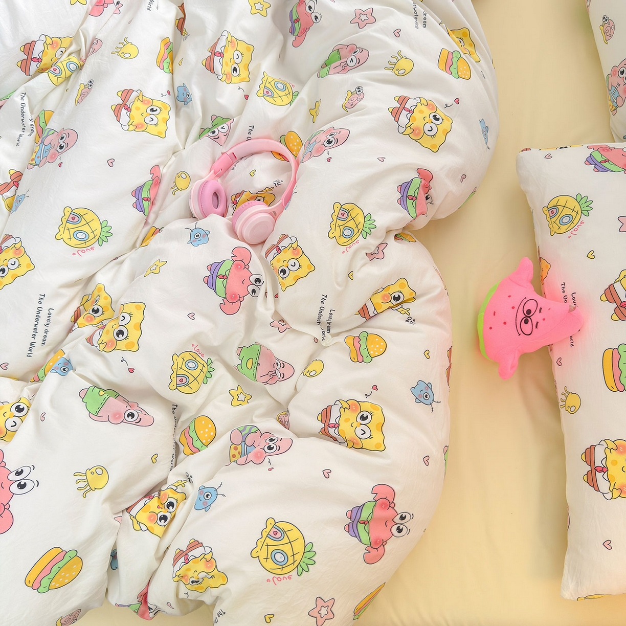 91家纺网 家纺一手货源 找家纺 罗亿家纺 2025新款软绵绵的双拼印花小清新水洗云朵棉四件套（含买家秀场景二）开心小海棉