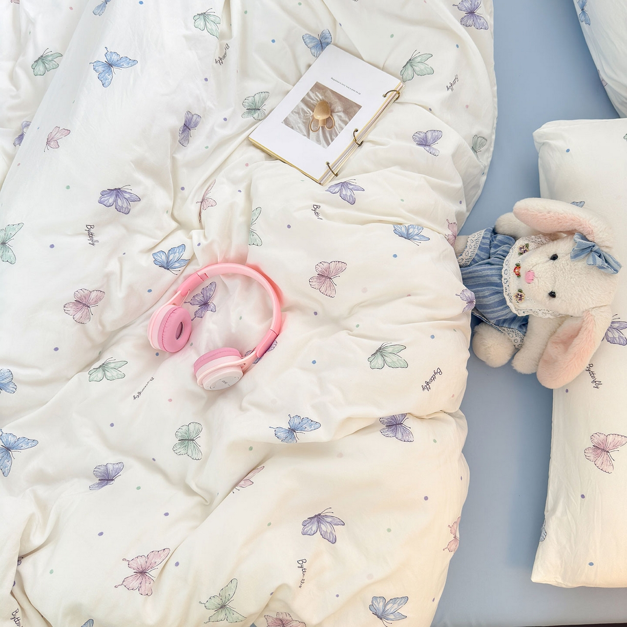 91家纺网 家纺一手货源 找家纺 罗亿家纺 2025新款软绵绵的双拼印花小清新水洗云朵棉四件套（含买家秀场景二）彩蝴蝶