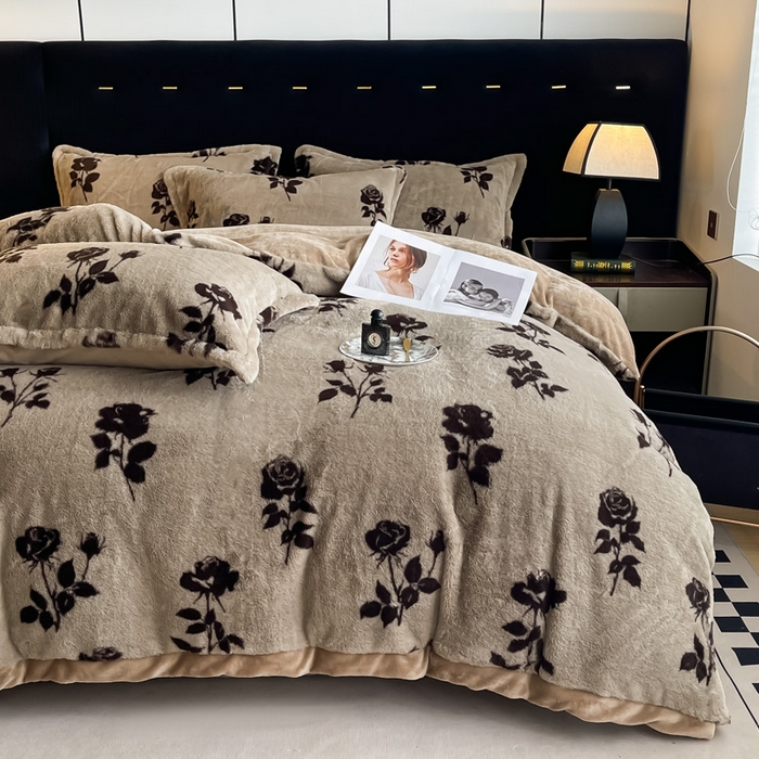 91家纺网 家纺一手货源 找家纺 仟网汇 2025新款兔毛绒法式宽边四件套牛奶绒 拿铁玫瑰