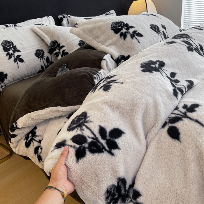 91家纺网 家纺一手货源 找家纺 仟网汇 2025新款兔毛绒法式宽边四件套牛奶绒 邂逅玫瑰