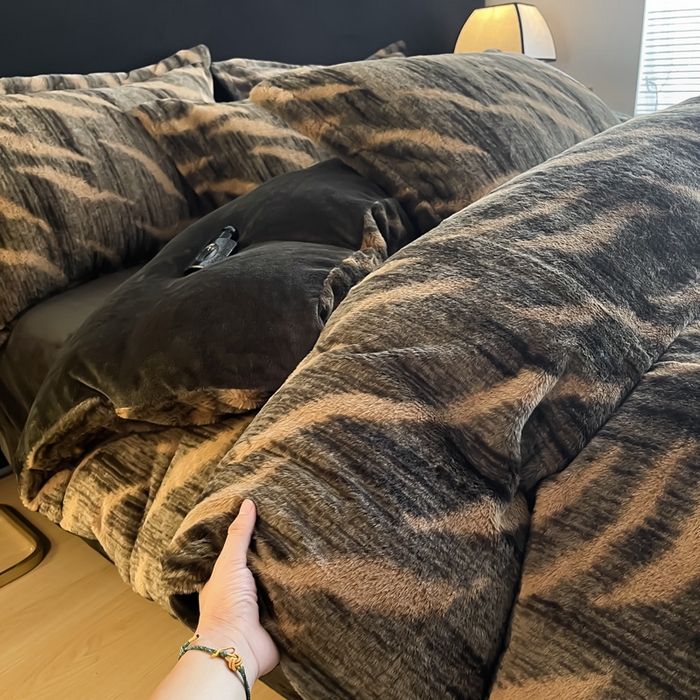 91家纺网 家纺一手货源 找家纺 仟网汇 2025新款兔毛绒法式宽边四件套牛奶绒 鎏金岁月