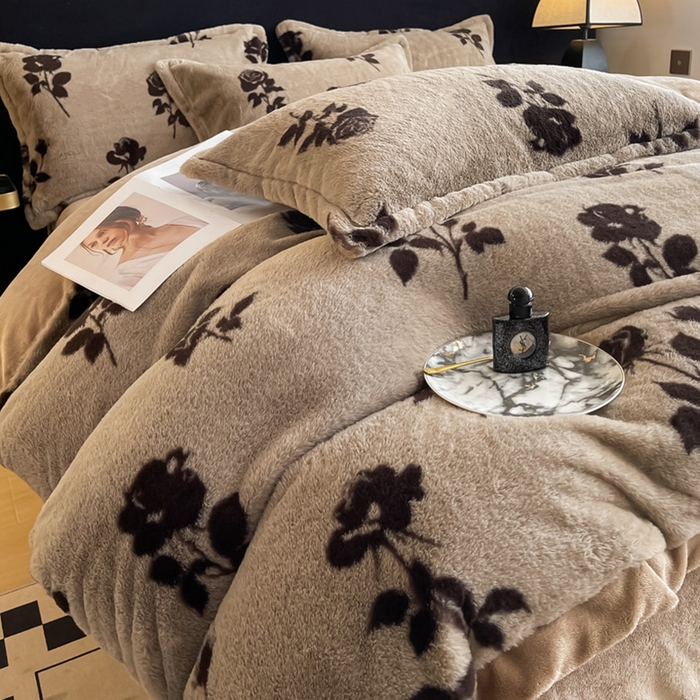 91家纺网 家纺一手货源 找家纺 仟网汇 2025新款兔毛绒法式宽边四件套牛奶绒 拿铁玫瑰