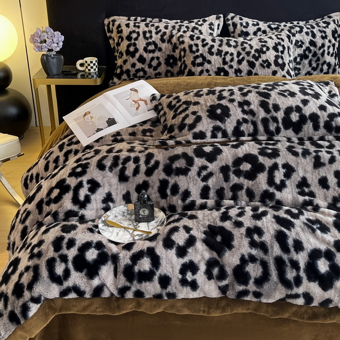 91家纺网 家纺一手货源 找家纺 仟网汇 2025新款兔毛绒法式宽边四件套牛奶绒 豹纹卡其