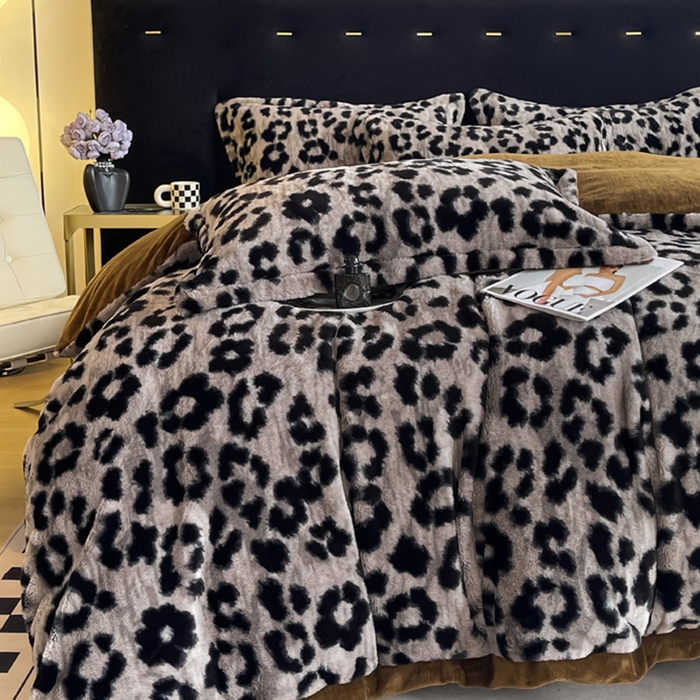 91家纺网 家纺一手货源 找家纺 仟网汇 2025新款兔毛绒法式宽边四件套牛奶绒 豹纹卡其