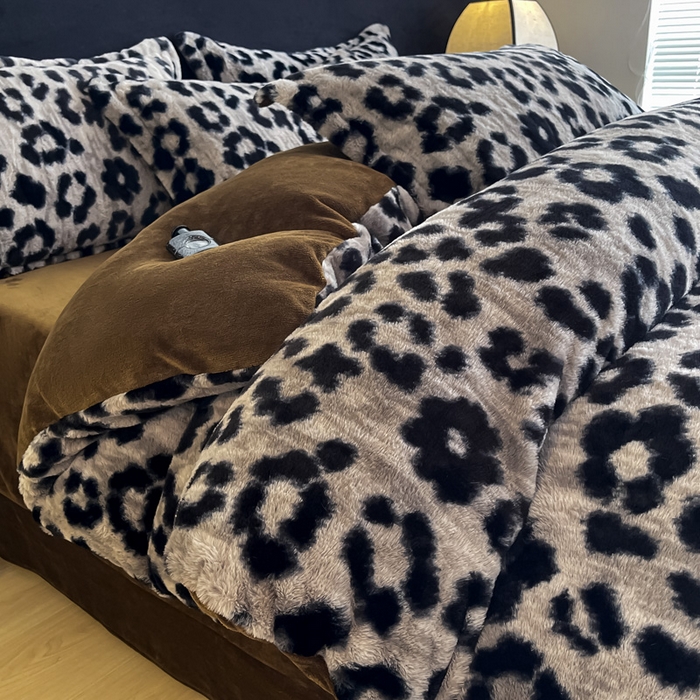 91家纺网 家纺一手货源 找家纺 仟网汇 2025新款兔毛绒法式宽边四件套牛奶绒 豹纹卡其