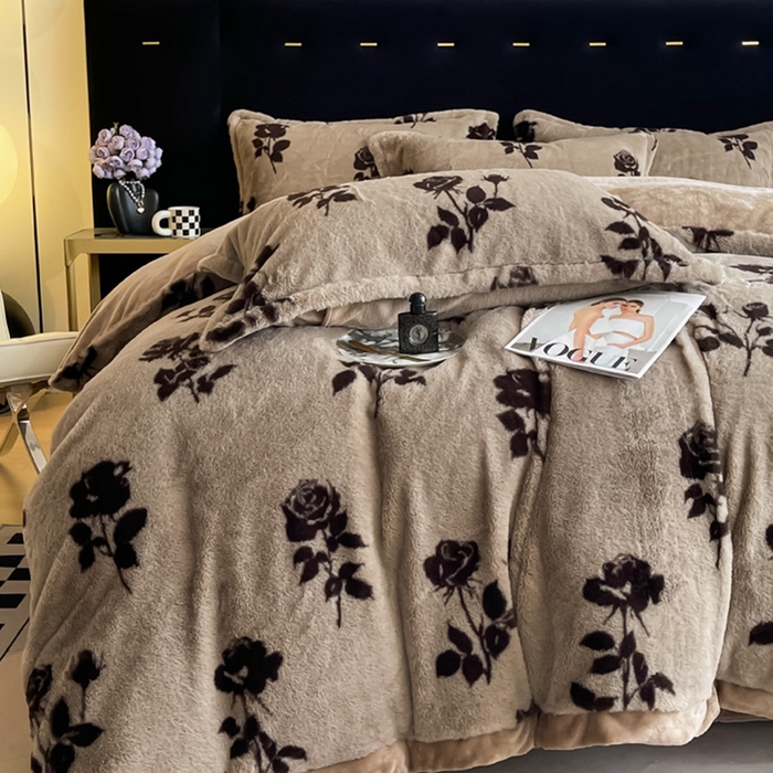 91家纺网 家纺一手货源 找家纺 仟网汇 2025新款兔毛绒法式宽边四件套牛奶绒 拿铁玫瑰