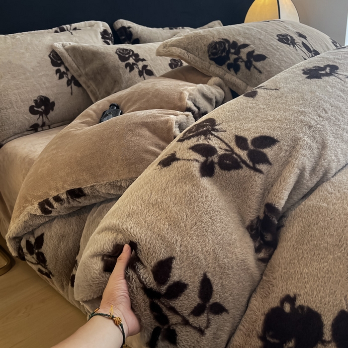 91家纺网 家纺一手货源 找家纺 仟网汇 2025新款兔毛绒法式宽边四件套牛奶绒 拿铁玫瑰