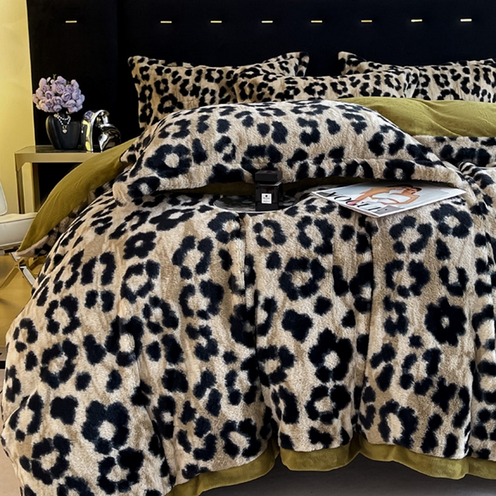 91家纺网 家纺一手货源 找家纺 仟网汇 2025新款兔毛绒法式宽边四件套牛奶绒 豹纹茶绿