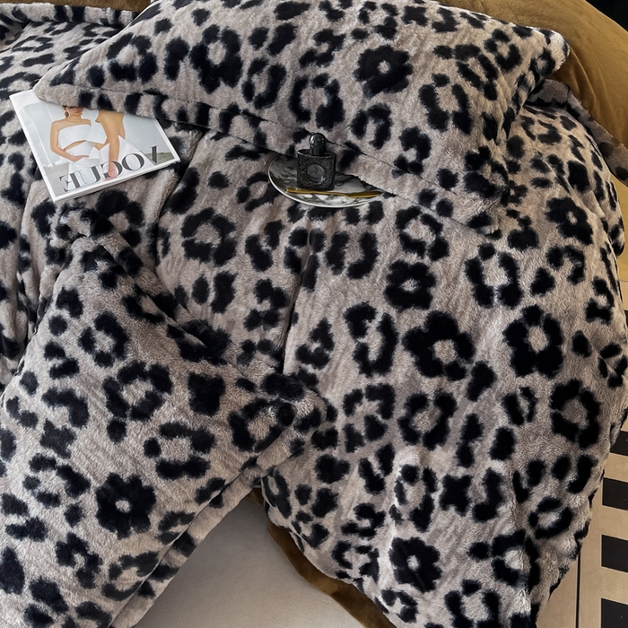 91家纺网 家纺一手货源 找家纺 仟网汇 2025新款兔毛绒法式宽边四件套牛奶绒 豹纹卡其