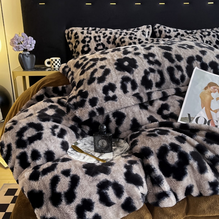 91家纺网 家纺一手货源 找家纺 仟网汇 2025新款兔毛绒法式宽边四件套牛奶绒 豹纹卡其