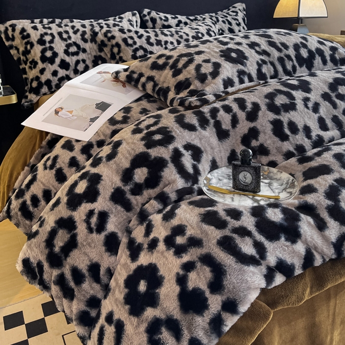 91家纺网 家纺一手货源 找家纺 仟网汇 2025新款兔毛绒法式宽边四件套牛奶绒 豹纹卡其