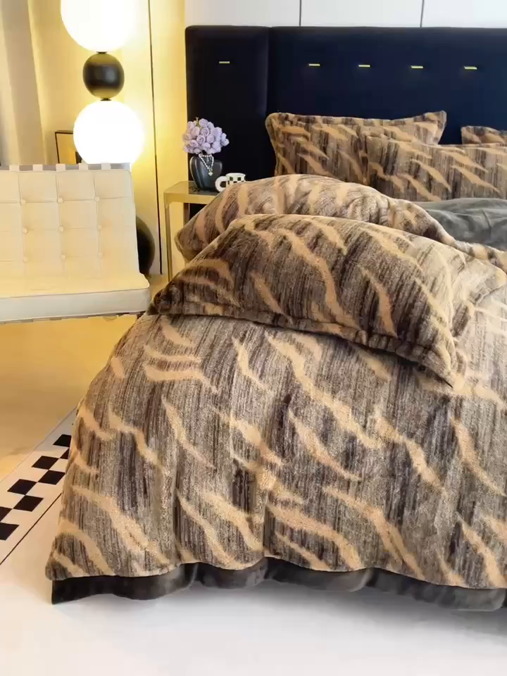 91家纺网 家纺一手货源 找家纺 仟网汇 2025新款兔毛绒法式宽边四件套牛奶绒 鎏金岁月