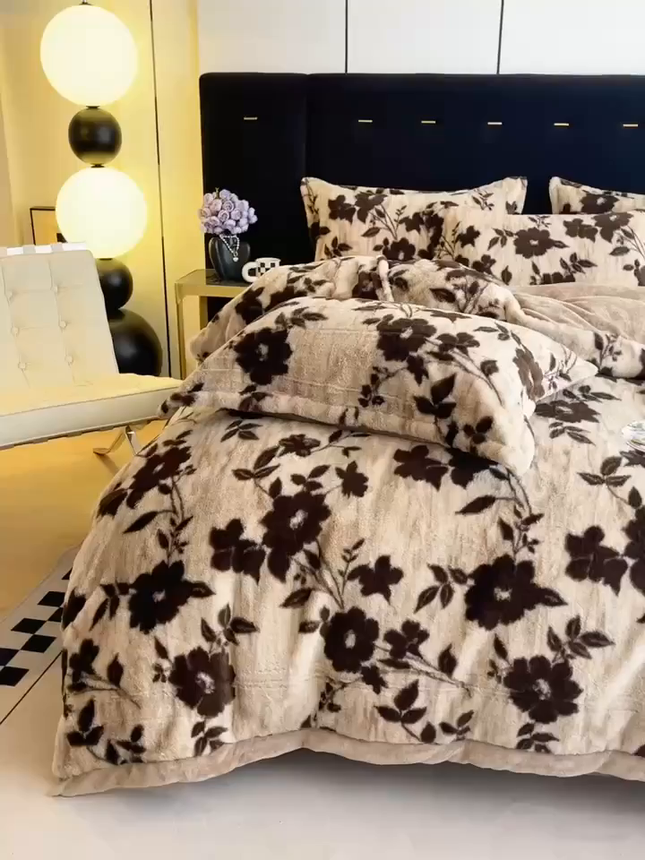 91家纺网 家纺一手货源 找家纺 仟网汇 2025新款兔毛绒法式宽边四件套牛奶绒 干枯玫瑰