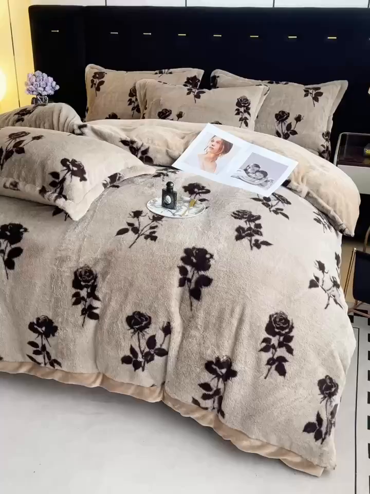 91家纺网 家纺一手货源 找家纺 仟网汇 2025新款兔毛绒法式宽边四件套牛奶绒 拿铁玫瑰