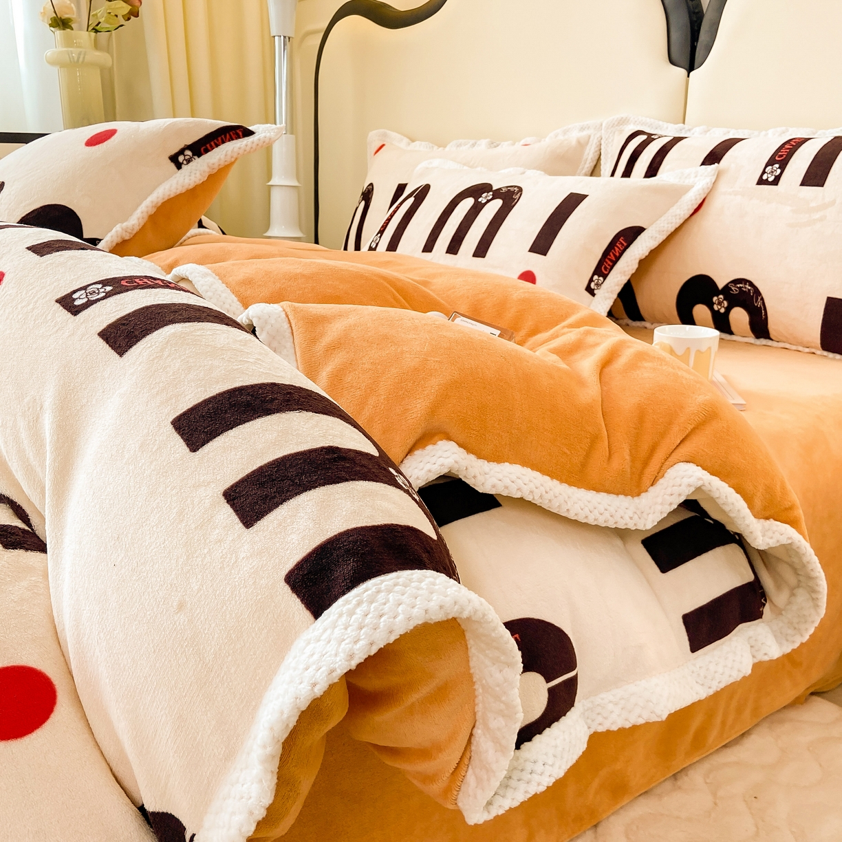 91家纺网 家纺一手货源 找家纺 （总）阿亮家纺 2025新款高克重大包边菠萝格牛奶绒活性印染四件套