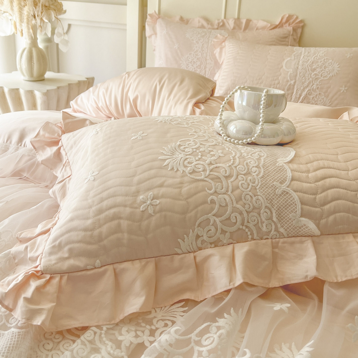 91家纺网 家纺一手货源 找家纺 恋尚 2025新款60S贡缎长绒棉全棉纯棉拉链可拆卸单被套床笠款单床裙床裙单品-曼莉系列 控价170起！ 曼莉-梦幻粉