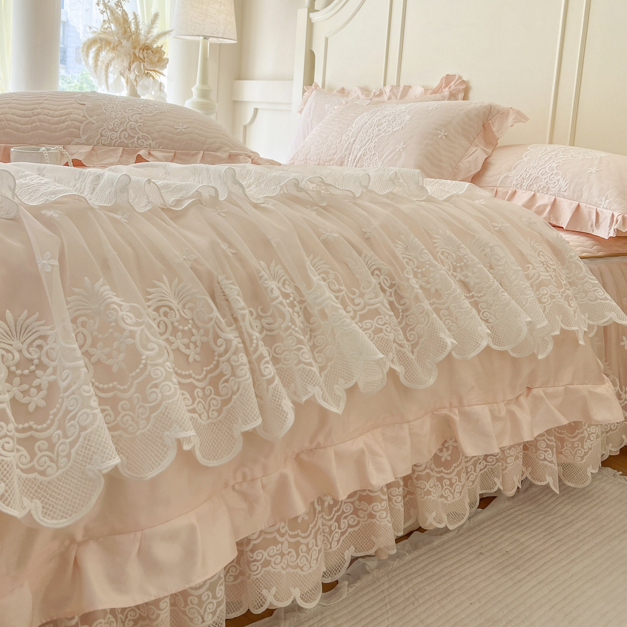 91家纺网 家纺一手货源 找家纺 恋尚 2025新款60S贡缎长绒棉全棉纯棉拉链可拆卸单被套床笠款单床裙床裙单品-曼莉系列 控价170起！ 曼莉-梦幻粉