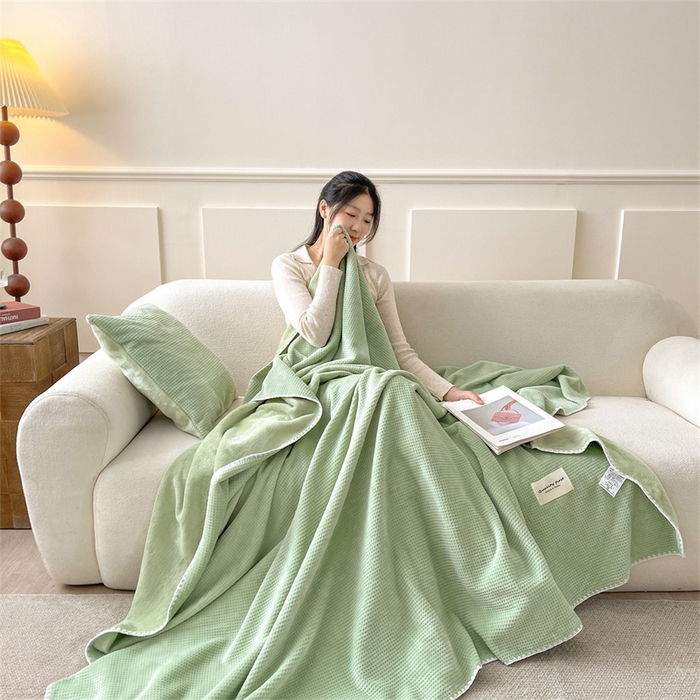 91家纺网 家纺一手货源 找家纺 澳梵家居 2025新款华夫格绒四季毯毛毯 抹茶绿