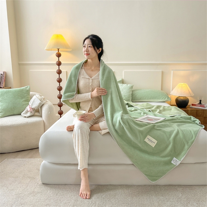 91家纺网 家纺一手货源 找家纺 澳梵家居 2025新款华夫格绒四季毯毛毯 抹茶绿