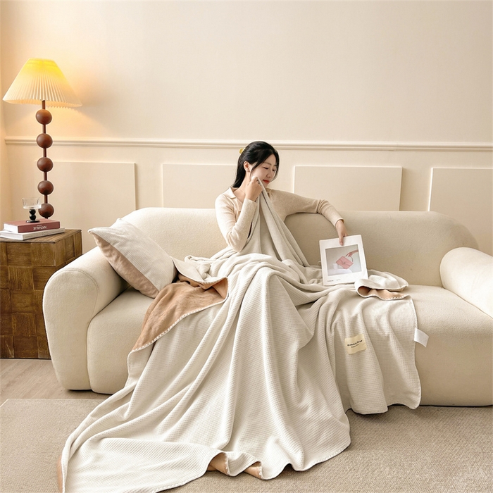 91家纺网 家纺一手货源 找家纺 澳梵家居 2025新款华夫格绒四季毯毛毯 乳杏白