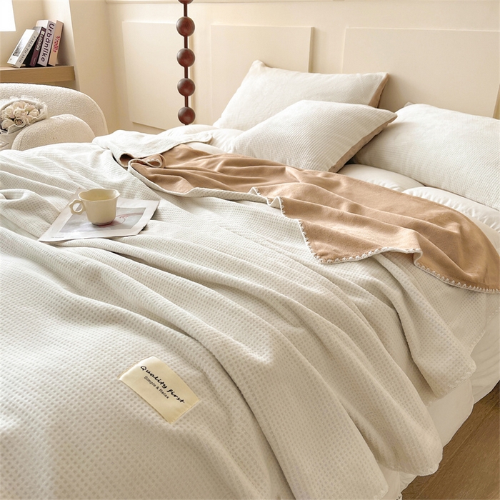 91家纺网 家纺一手货源 找家纺 澳梵家居 2025新款华夫格绒四季毯毛毯 乳杏白